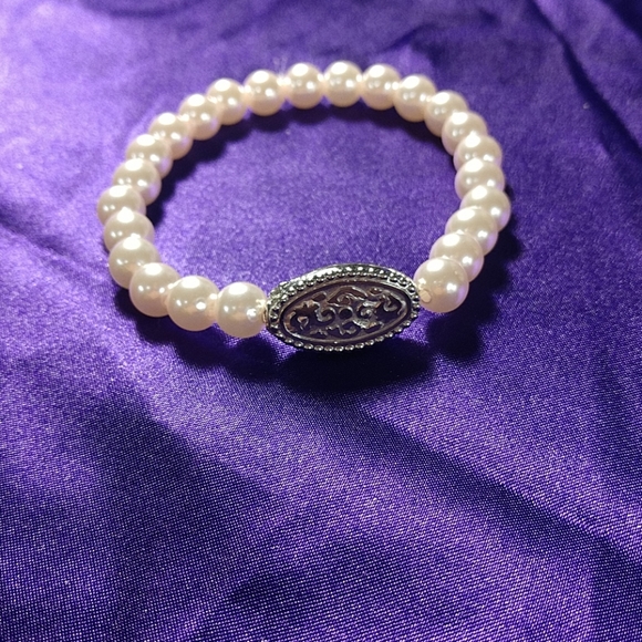 pink bracelet with pretty metal piece - Picture 3 of 5